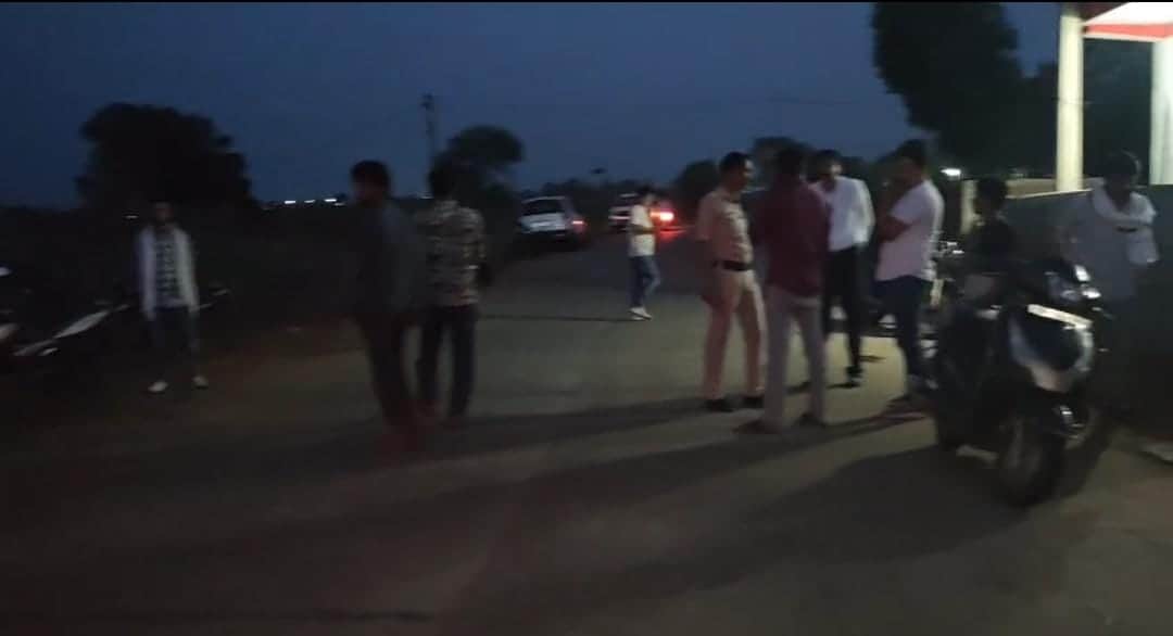 घटना स्थल पर मौजूद लोग।