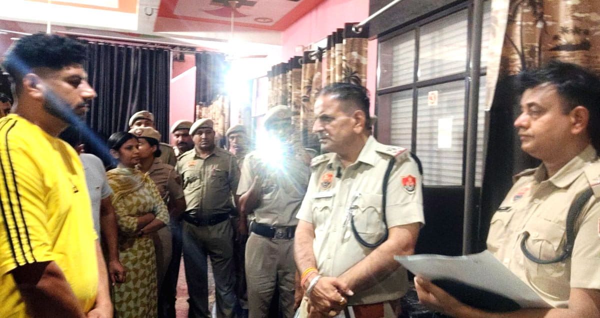 Police raid on dhabas serving liquor illegally, creating panic among them