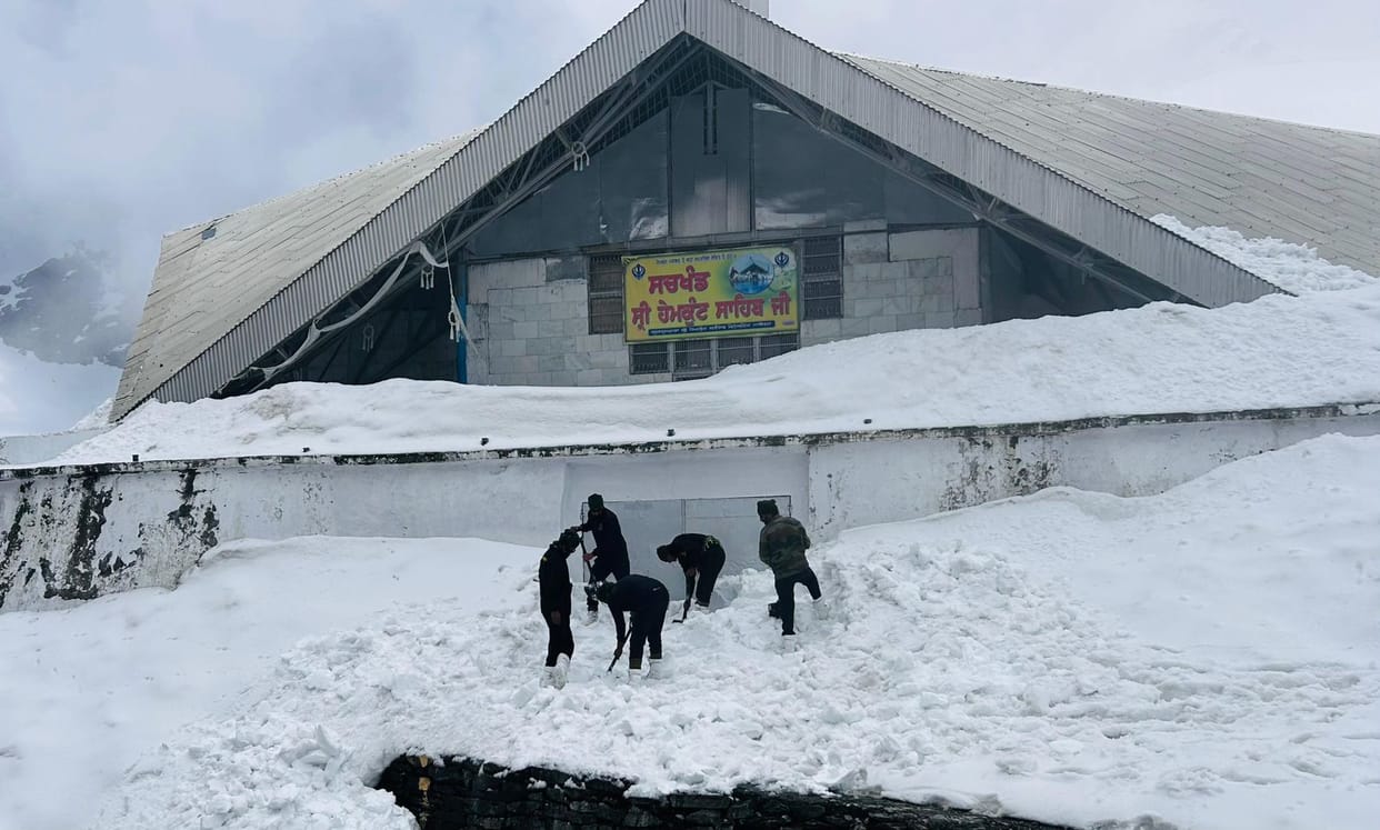 Soldiers and volunteers reached Hemkund Sahib after clearing snow from the Aastha Path
