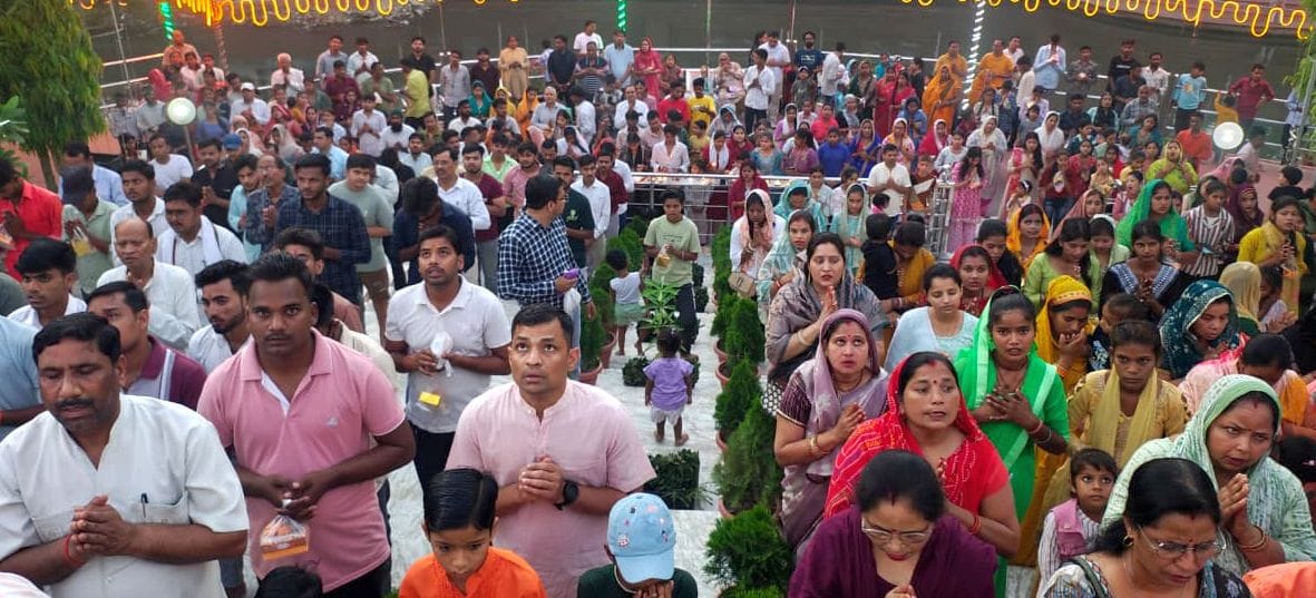 A mass recitation of the Hanuman Chalisa was held at Hanumatdham.