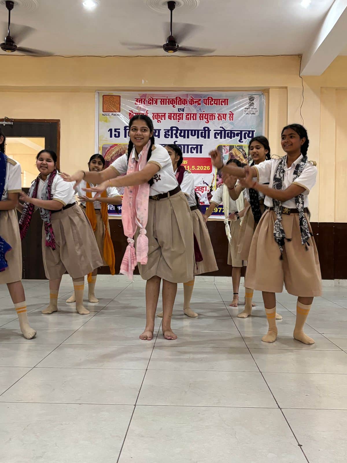 हरियाणवी लोकनृत्य कार्यशाला में भाग लेती छात्राएं। स्वयं