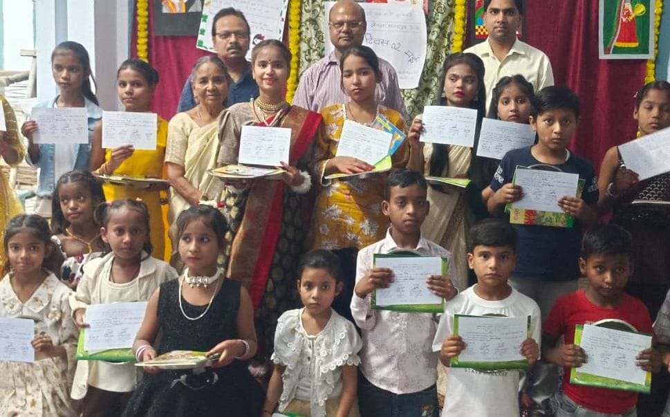 Children created a sensation by presenting engaging children's songs.