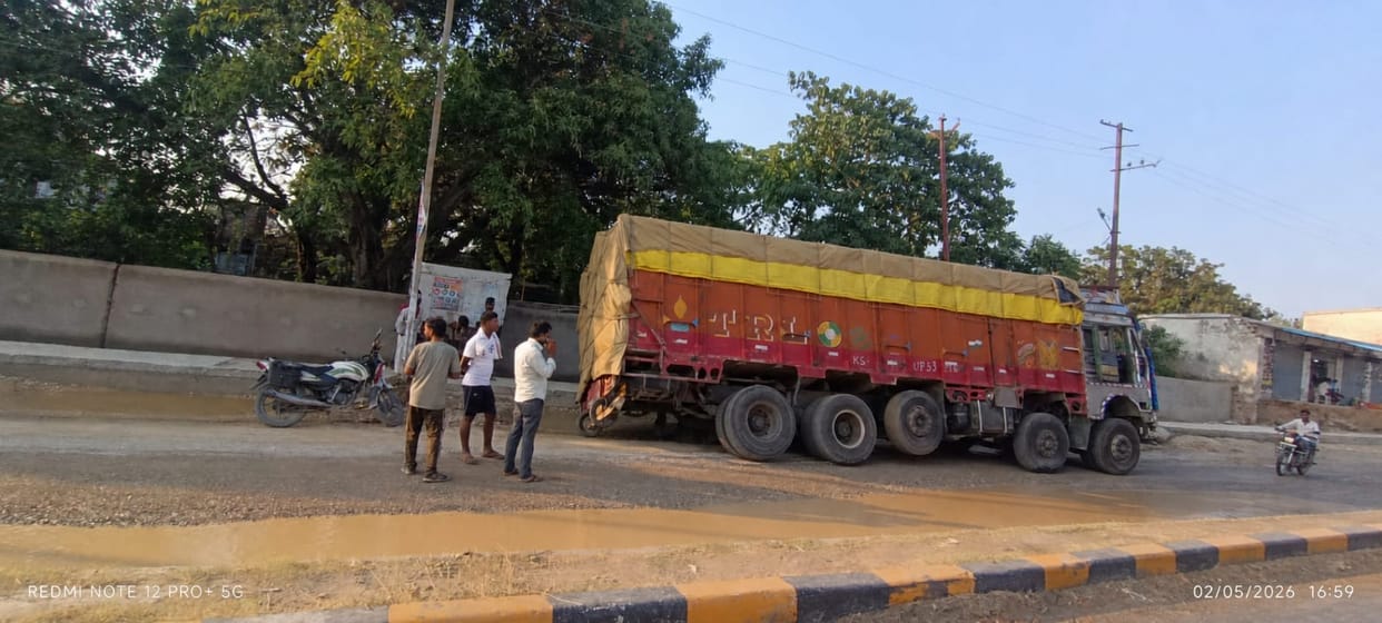 Truck stuck in a pothole on an under-construction highway, accident averted