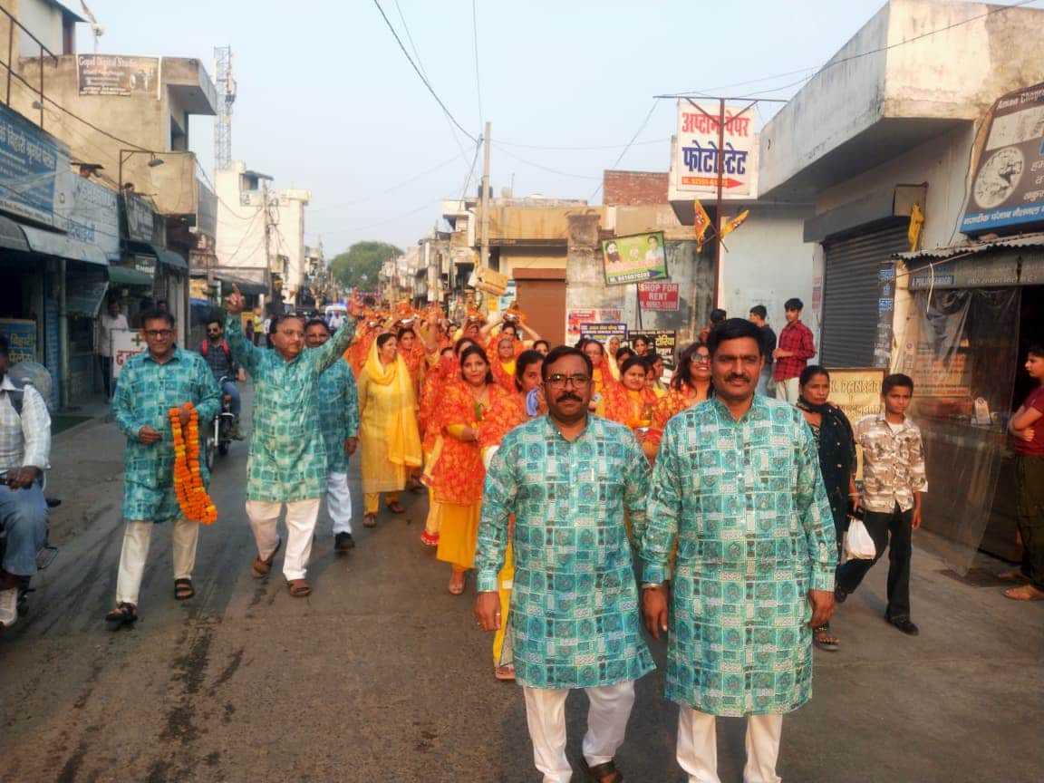 जगाधरी वर्कशॉप में कलाश यात्रा निकालते श्रद्धालु। स्वयं