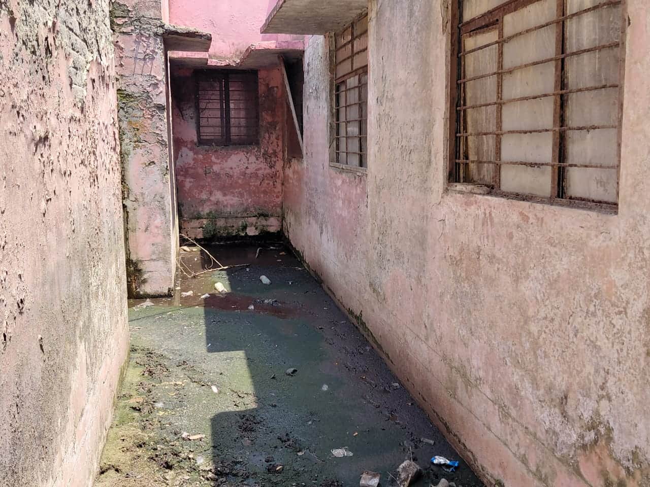 जिला अस्पताल के रैन बसेरे के पीछे गंदे पानी का जमाव। संवाद