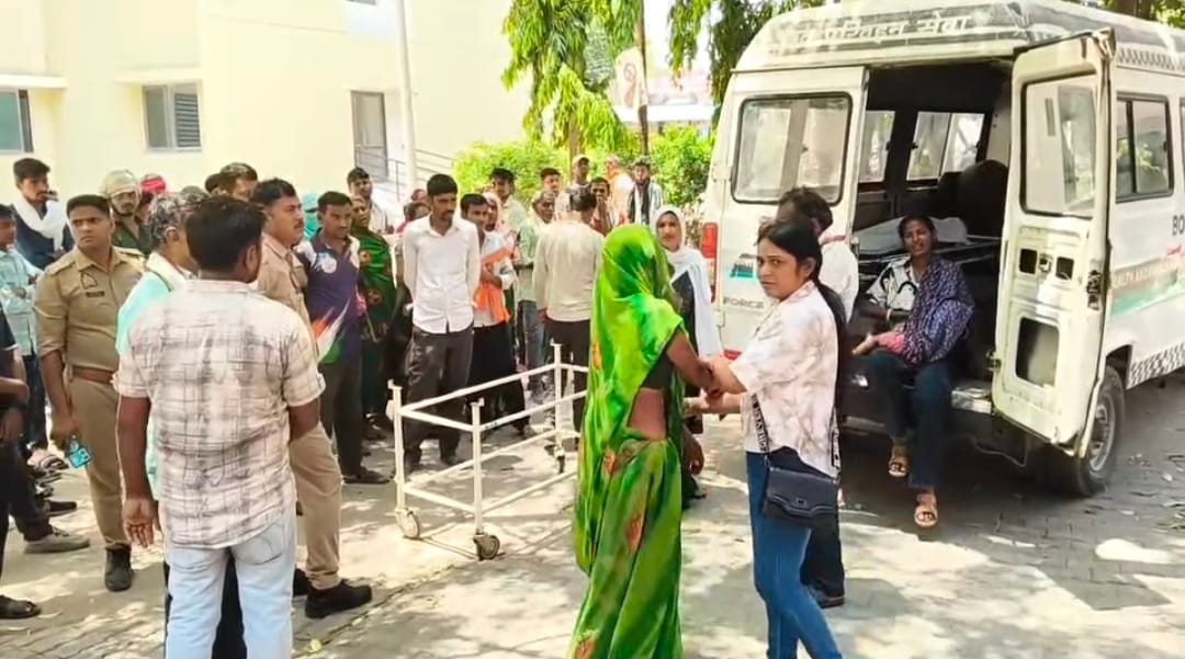 जिला अस्पताल में मरीज की मौत के बाद रोते-बिलखते परिजन। स्रोत: सोशल मीडिया