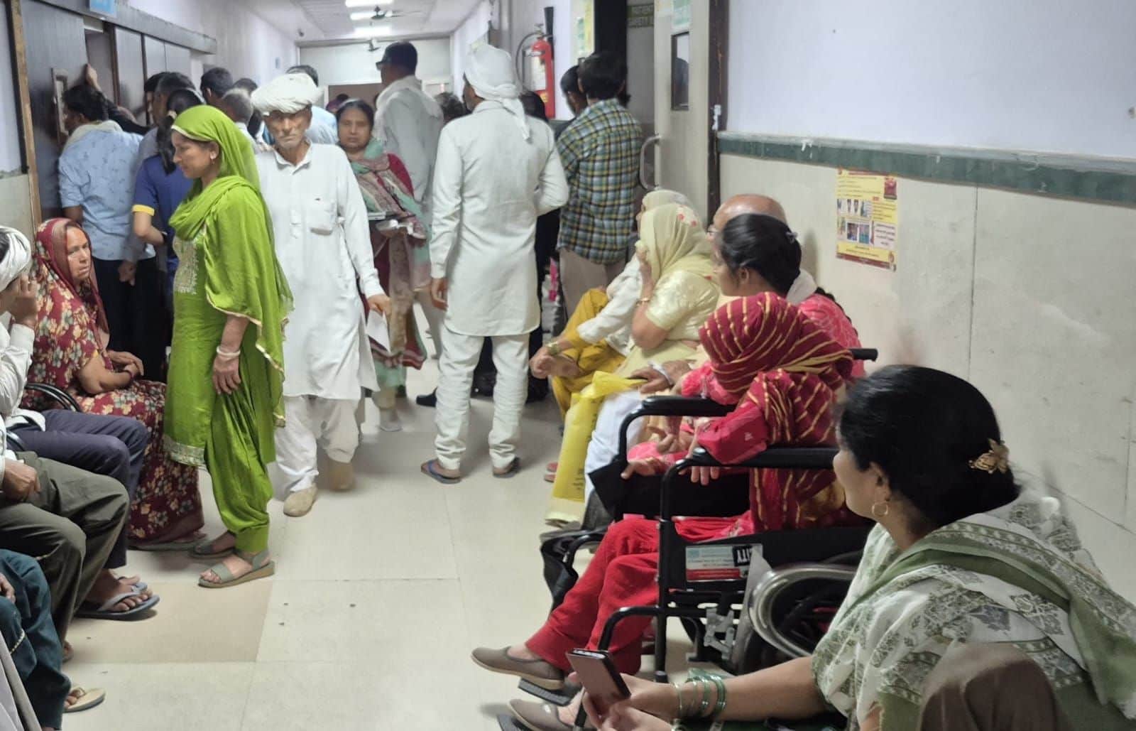 जिला नागरिक अस्पताल में अल्ट्रासाउंड कक्ष के बाहर बैठे  मरीज।