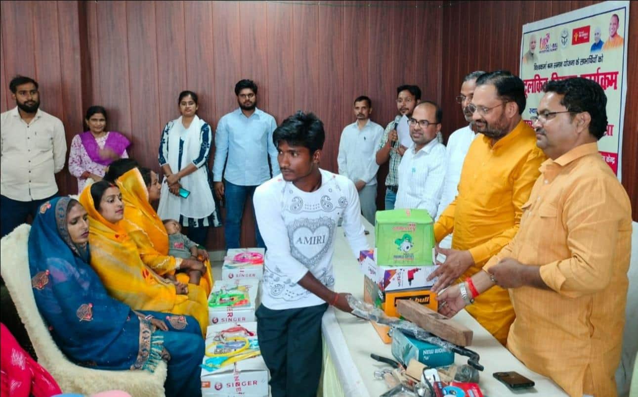 जिला उद्योग केंद्र में लाभार्थियों को किट प्रदान करते जिला पंचायत अध्यक्ष। - स्रोत: विभाग