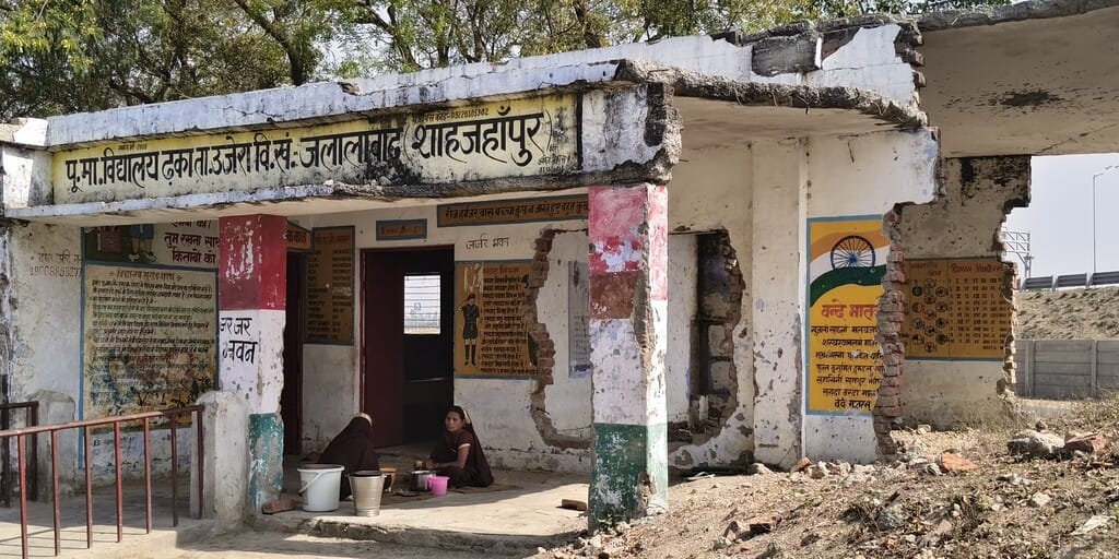 The school building could not be constructed even after the completion of the Ganga Expressway.