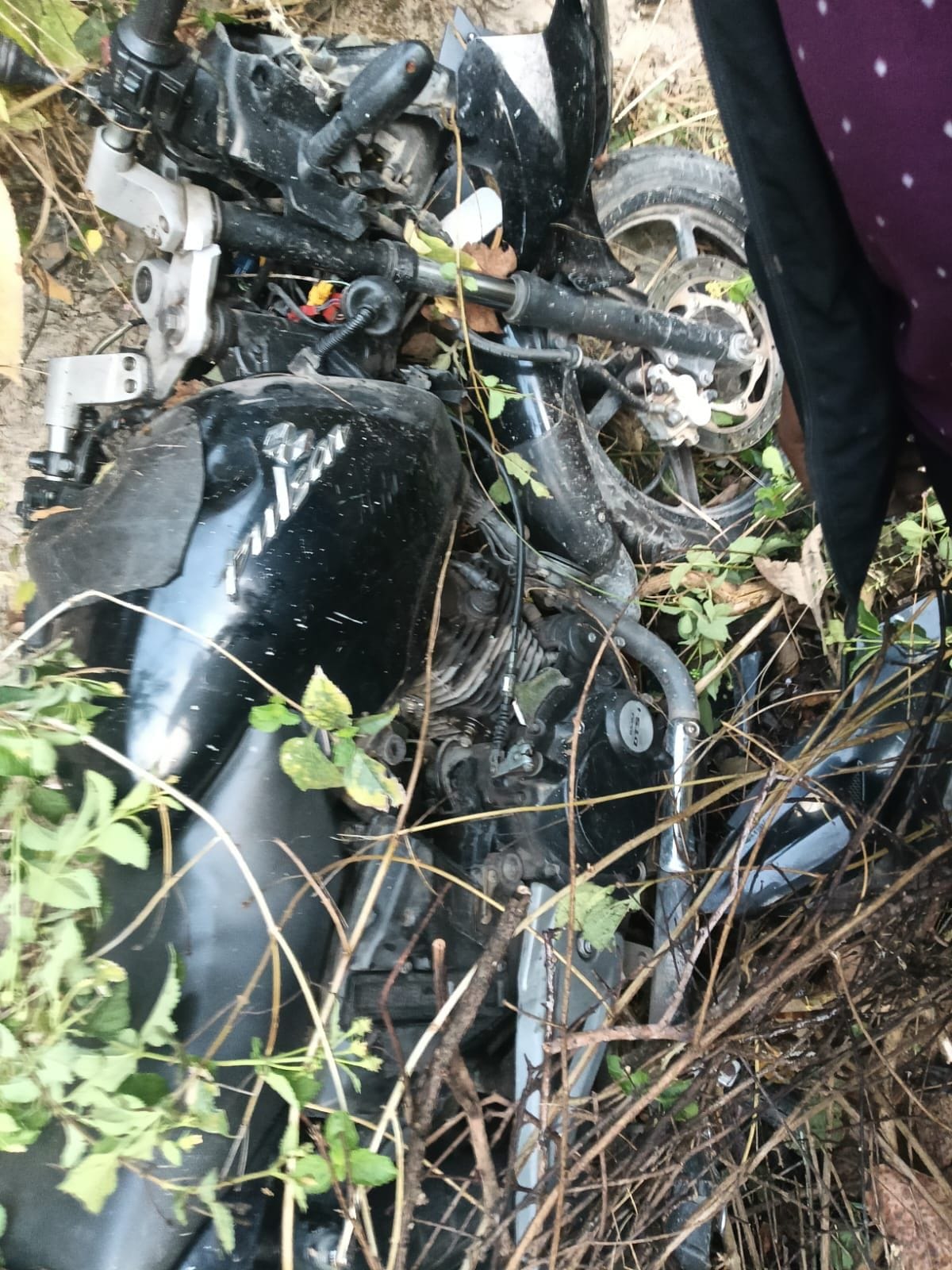 Motorcyclists plunge 50 meters into gorge after collision with taxi; one dead.