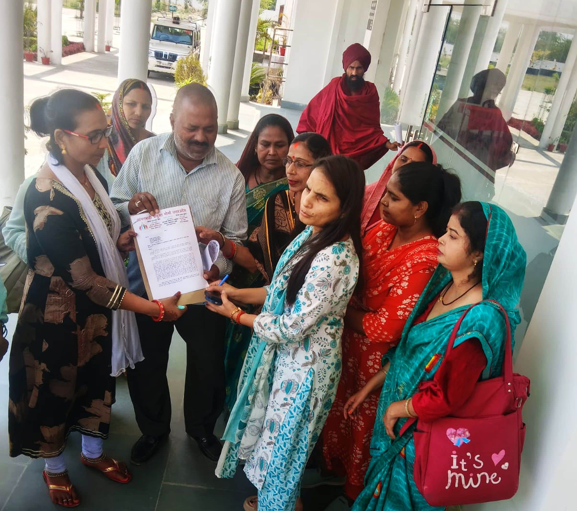  कलेक्ट्रेट परिसर में नायब तहसीलदार को ज्ञापन सौंपती आंगनबाड़ी कार्यकर्ता संघ की जिलाध्यक्ष भान