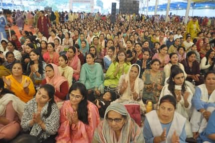कुल्लू के ढालपुर में चल रहे संत निरंकारी समागम में पहुंचे अनुयायी हुए।-संवाद