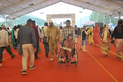 कुल्लू के ढालपुर में चल रहे संत निरंकारी समागम में व्हील चेयर पर पहुंची अनुयायी।-संवाद
