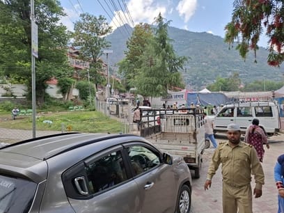 Kullu city suffers from traffic jam, vehicles crawl from Sarvari to Gandhinagar