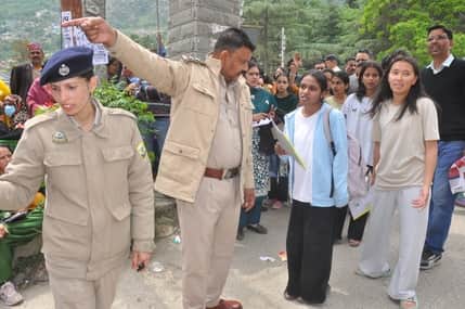कुल्लू महाविद्यालय में नीट की परीक्षा के दौरान जांच करते पुलिस कर्मी ।-संवाद