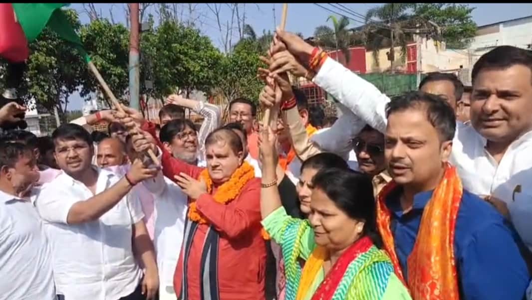 खाटू श्याम के लिए जा रही बसों को हरी झंडी दिखाकर रवाना करते भाजपा प्रदेशाध्यक्ष महेंद्र भट्ट व 