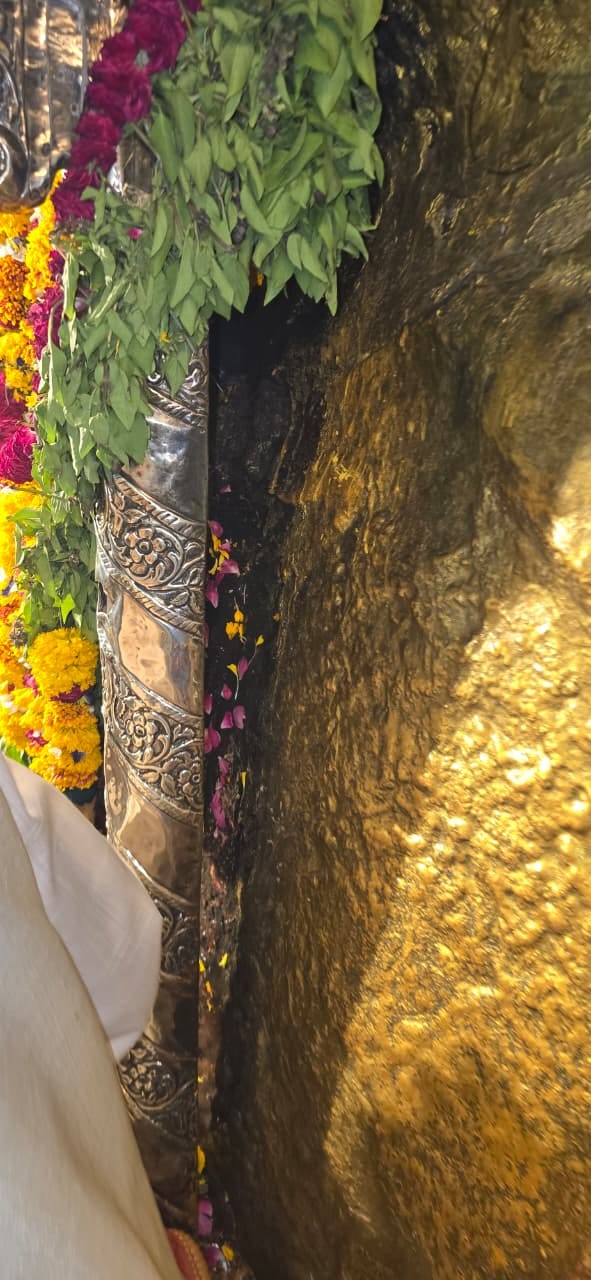 Water has been seeping into the sanctum sanctorum of the Maa Ashtabhuja Temple for the past 10 days; the Goddess's garments and the priest's seat are also getting soaked.