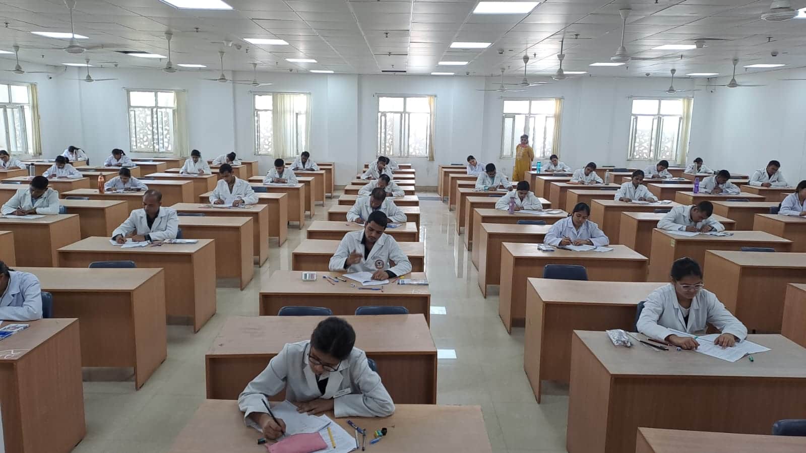 मेडिकल कॉलेज में टर्मिनल एग्जाम में शामिल एमबीबीएस के विद्यार्थी।