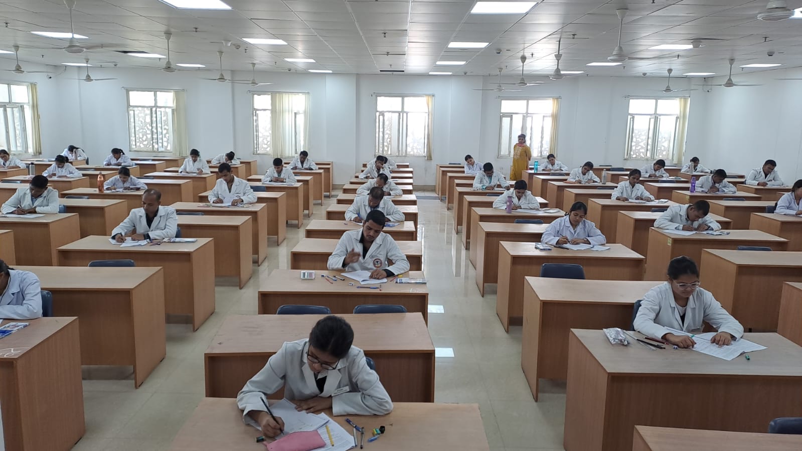 मेडिकल कॉलेज में टर्मिनल एग्जाम में शामिल एमबीबीएस के विद्यार्थी।