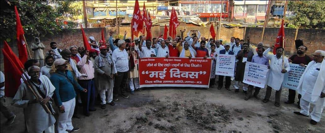 मजदूर दिवस पर नगर के हाइडिल में एकत्र मजदूर संगठनों के पदाधिकारी। स्रोत-स्वयं