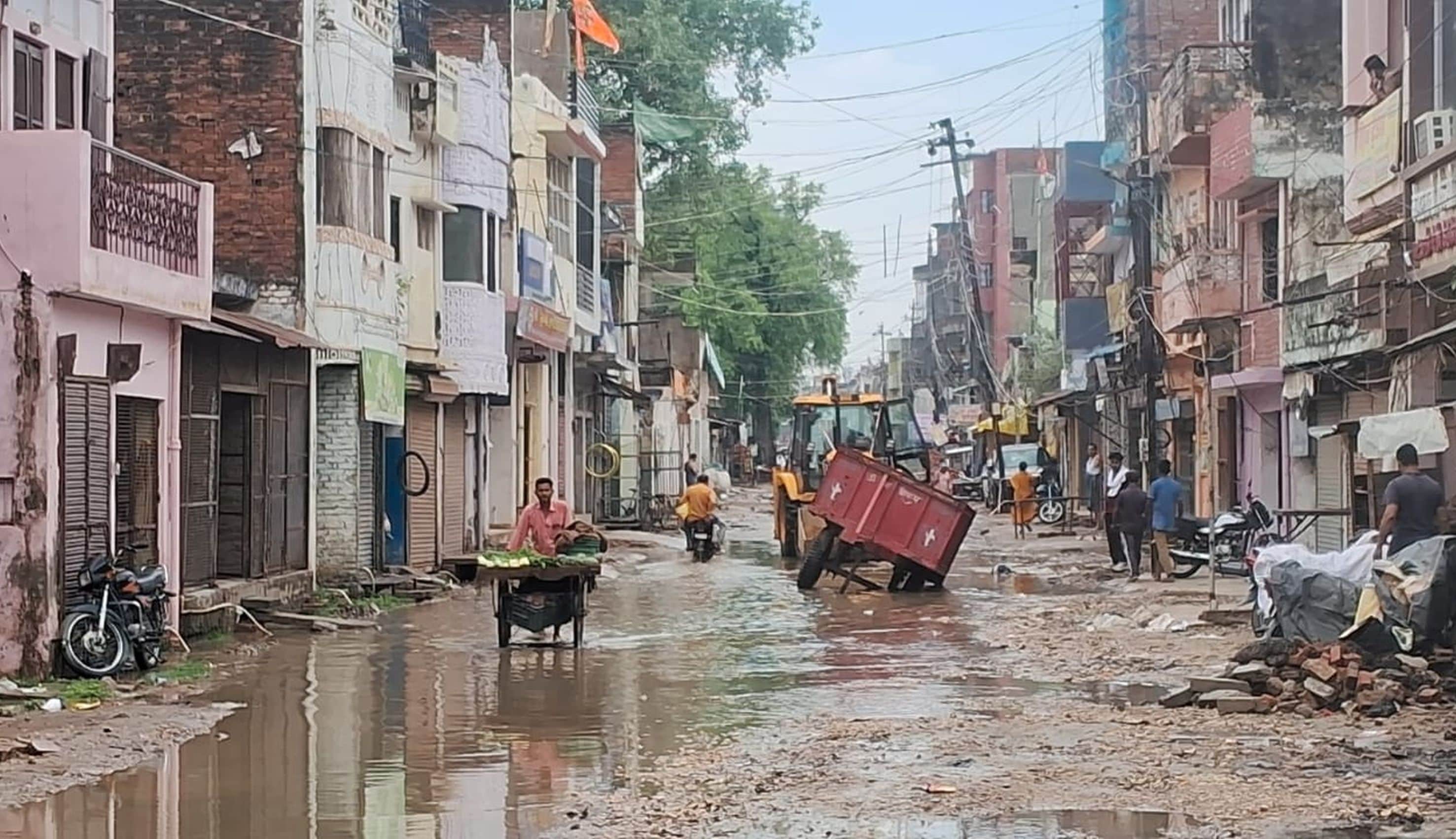 मकबरा में बारिश के दौरान हुआ जलभराव।