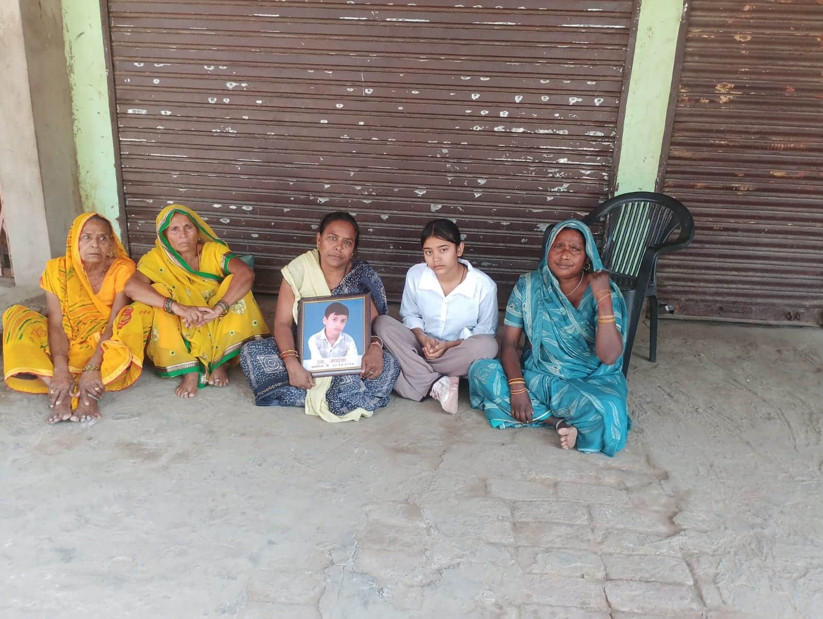 मक्खनपुर में धरने पर बैठी मां उर्मिला। संवाद