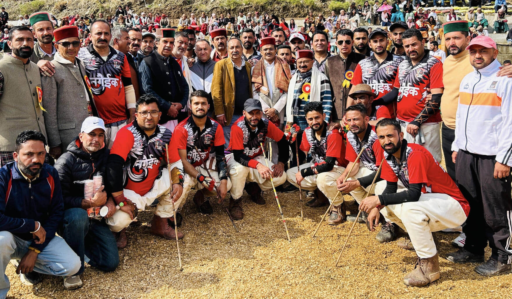 मुख्य अतिथि राजेश गुप्ता, मेला कमेटी और ठोडा दल नगायक को सम्मानित करते हुए। संवाद