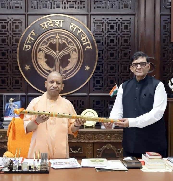 मुख्यमंत्री को बांसुरी भेंट करते डीएम ज्ञानेंद्र सिंह। स्रोत सोशल मीडिया