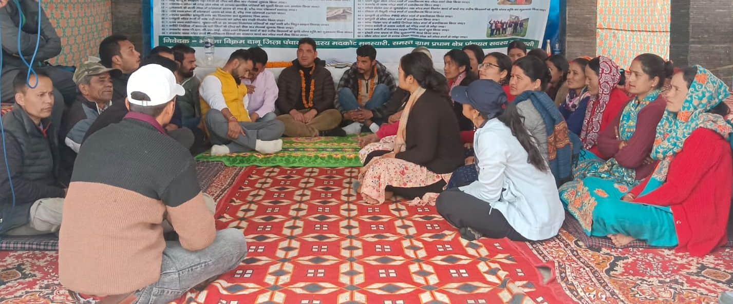मुनस्यारी तहसील परिसर में धरने पर बैठे क्षेत्र के ग्रामीण। संवाद