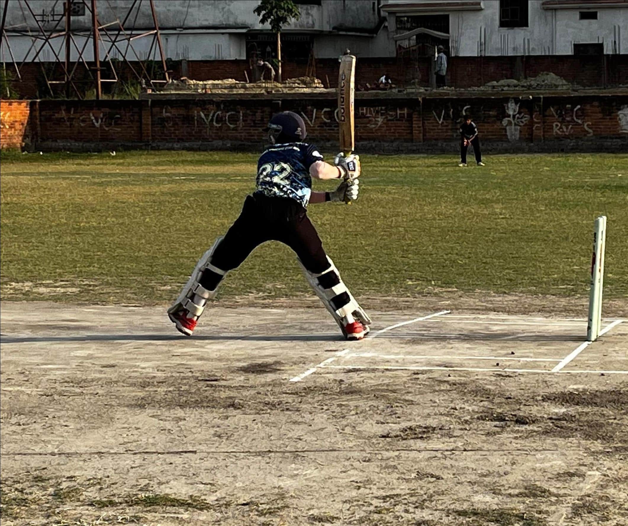 नगर के सहादतपुरा स्थित मैदान पर आयोजित वेदांत प्रीमियर लीग के मैच में शाट लगाता रॉयल चैलेंजर