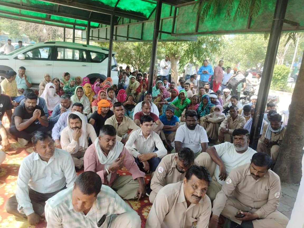 नगर निगम के सामने धरने पर बैठे सफाई कर्मचारी। स्वयं