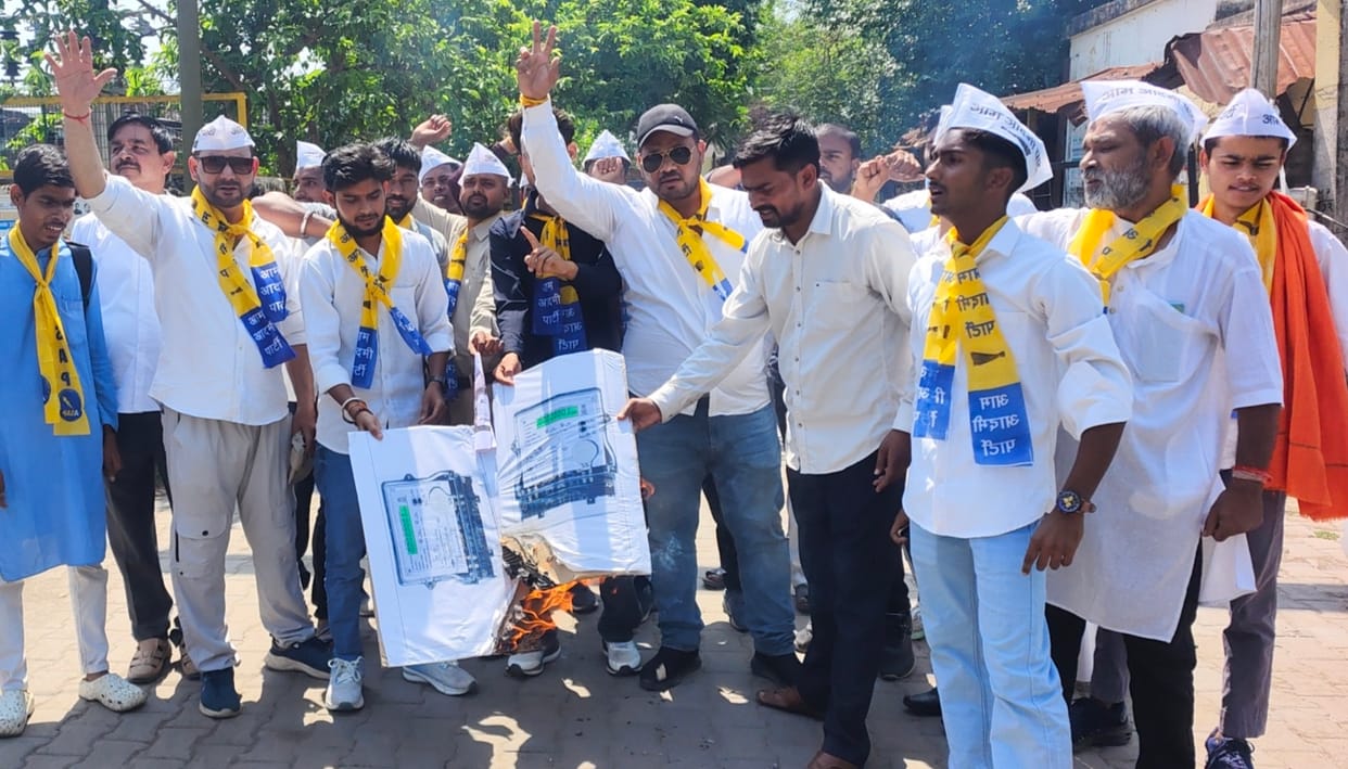 Demonstration at the district power substation against smart meters