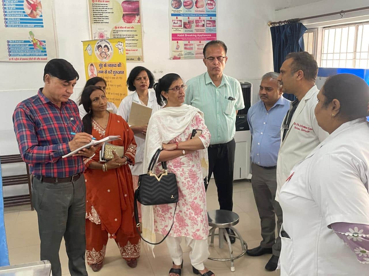 नारायणगढ़ में नागरिक अस्पताल के निरीक्षण के  दौरान संबंधित डाक्टरों से पूछताछ करतीं सीएमओ। प्र