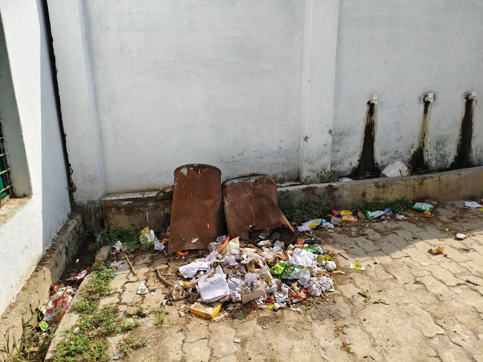 नेवादा ब्लाक के कंपोजिट विद्यालय जवई में फैली गंदगी और कूड़े का ढेर। संवाद