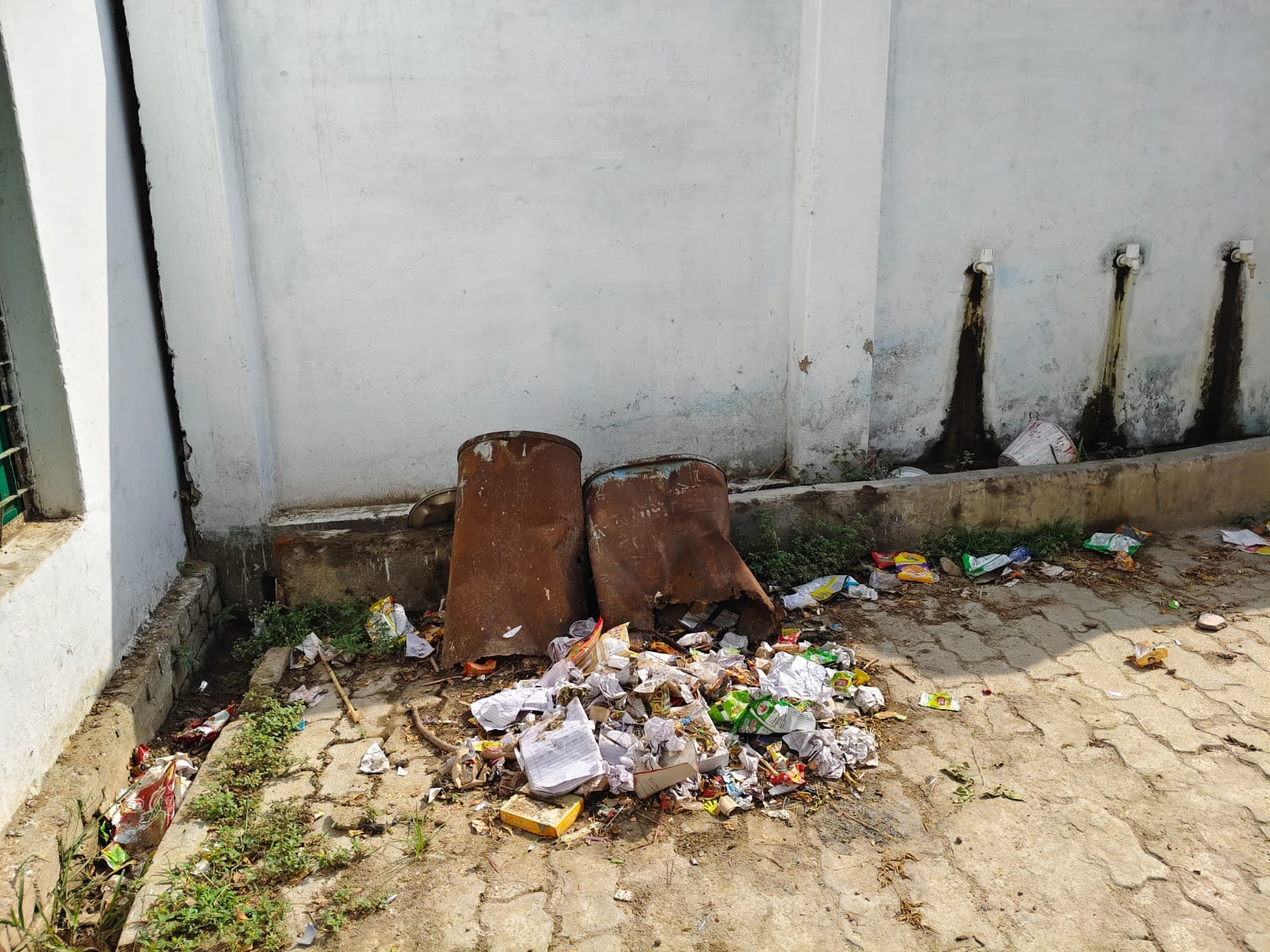 नेवादा ब्लाक के कंपोजिट विद्यालय जवई में फैली गंदगी और कूड़े का ढेर। संवाद