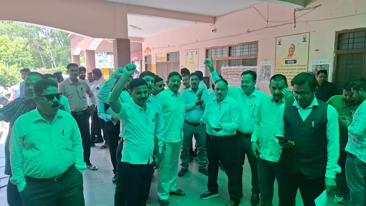 Lawyers launched a protest against the SDM, alleging corruption.