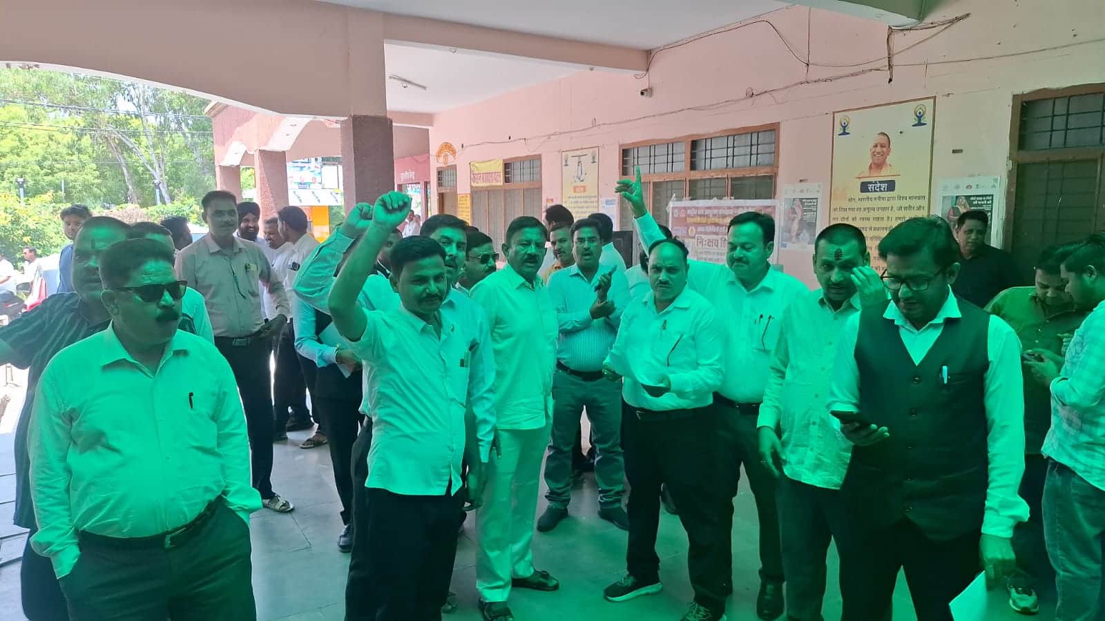 पूरनपुर में एसडीएम के खिलाफ प्रदर्शन करते वकील-संवाद