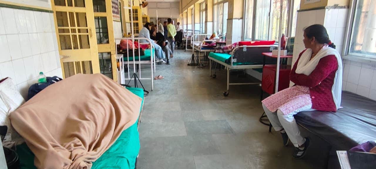 पिथौरागढ़ जिला अस्पताल में बरामदे में बिस्तर लगाकर इलाज कराते मरीज। संवाद