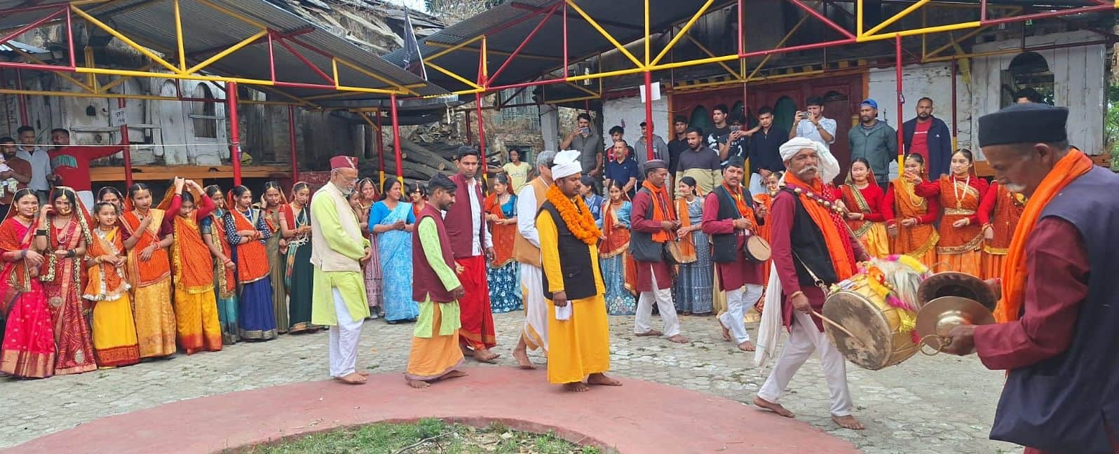 पिथौरागढ़ में कुमौड़ गांव के मंदिर में परिक्रमा करती गोल्ज्यू संदेश यात्रा। स्रोत : श्रद्धालु