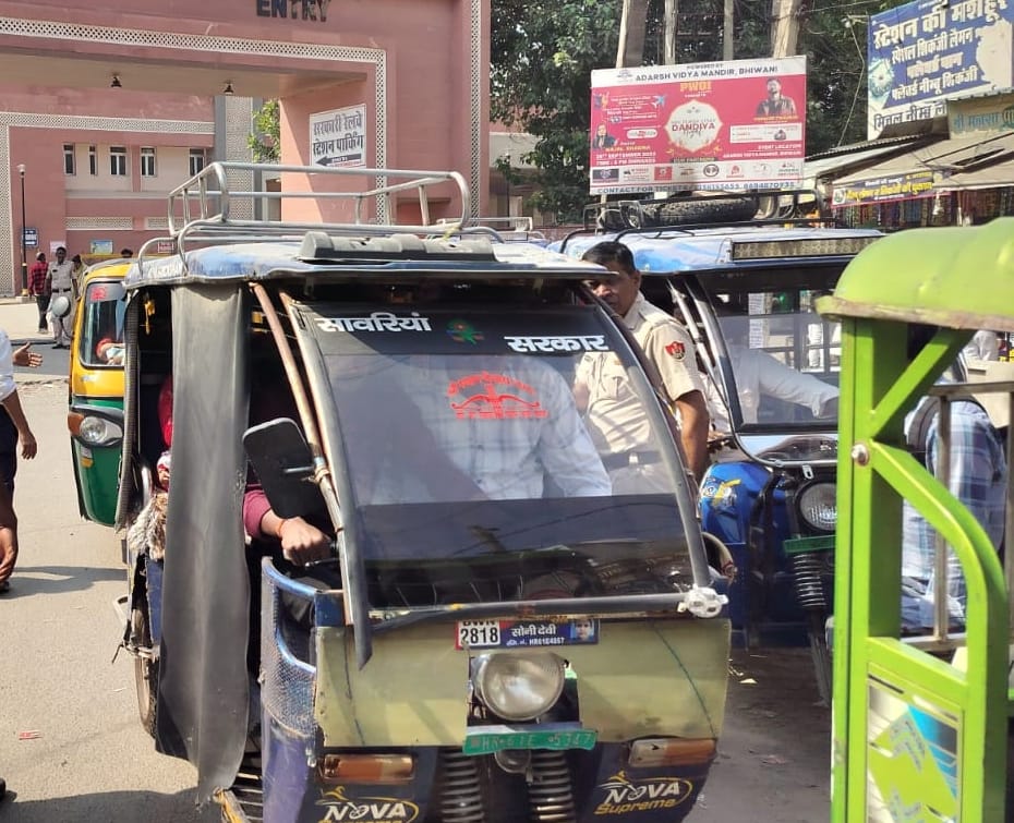 Auto-rickshaws and e-rickshaws cause traffic jams at railway junctions during train hours, causing inconvenience to commuters.