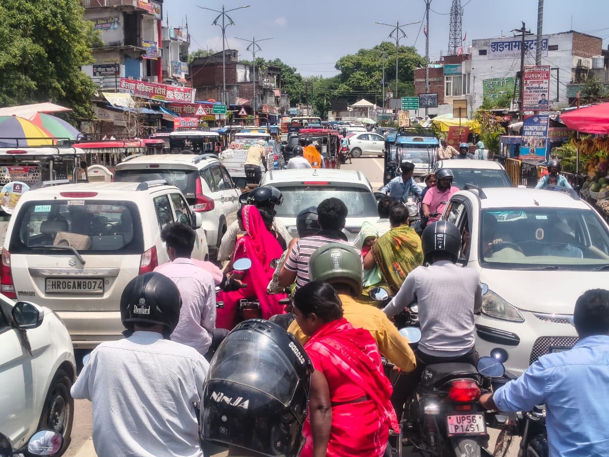 The road from Saxena Chowk to Nichlaul was jammed, people were troubled.