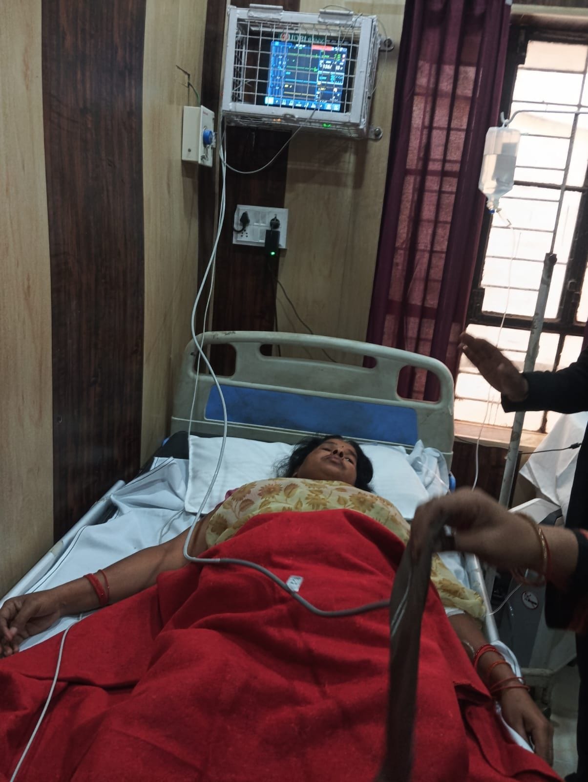 The woman who came to the DM with a complaint fainted.