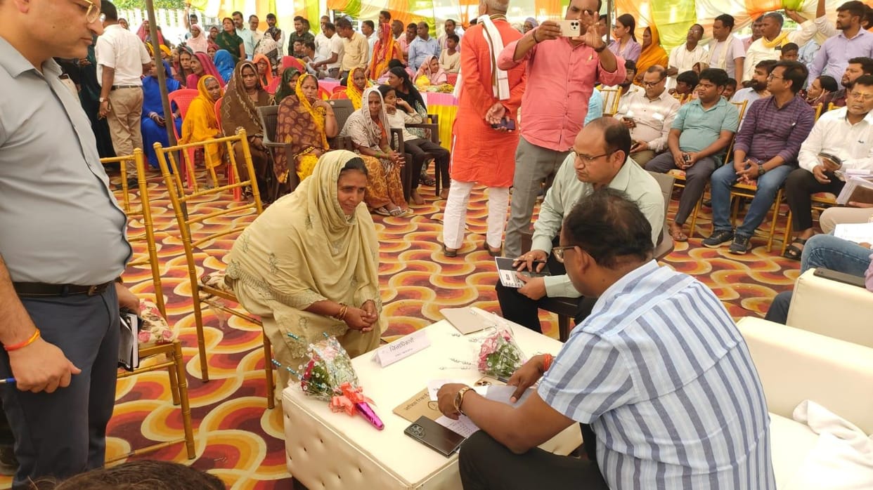 District Magistrate held Gram Chaupal in Vibrant Village Shyam Kat, listened to problems