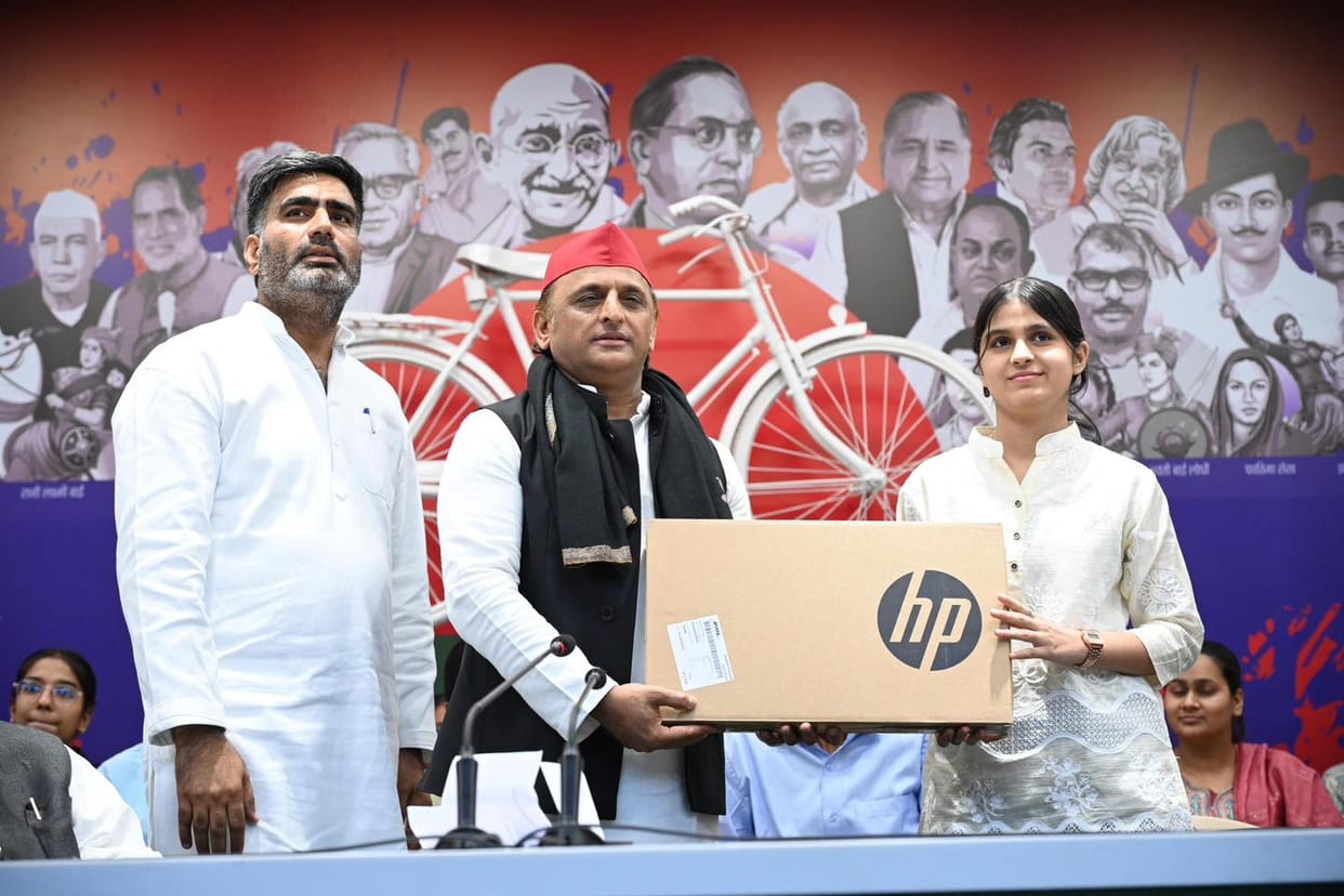 Meerut topper Adiba honoured in Lucknow, Akhilesh Yadav gives her a laptop