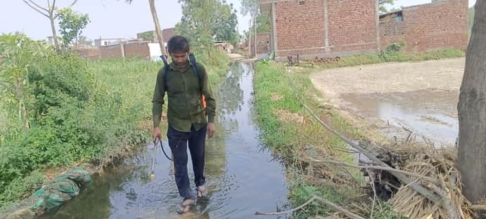 सराय खादर में गंदगी युक्त पानी से निकलते ग्रामीण स्रोत संवाद