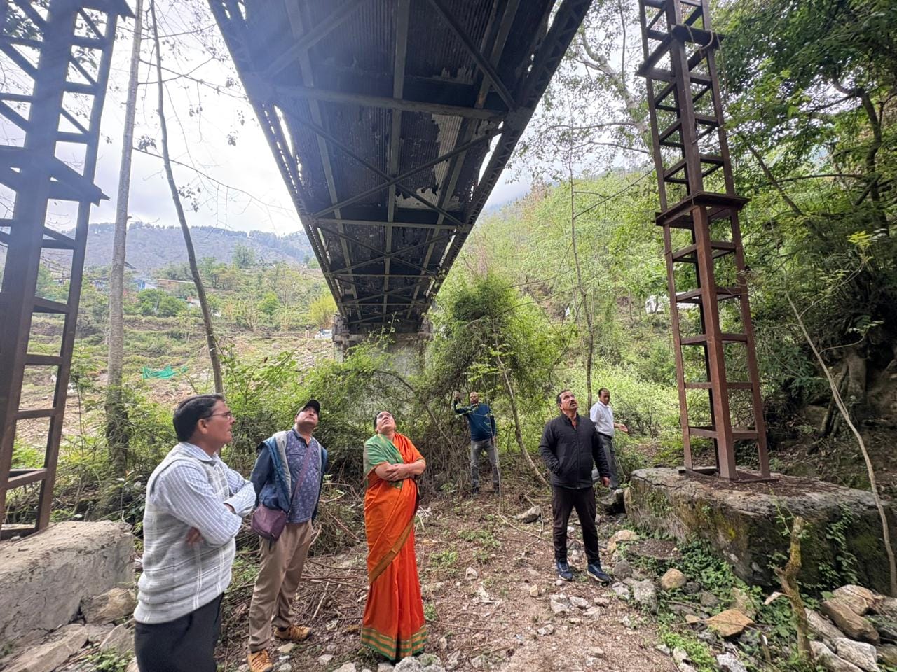 स्टील गार्डर पुल का स्थलीय निरीक्षण करती केदारनाथ विधायक आशा नौटियाल। स्रोत संगठन