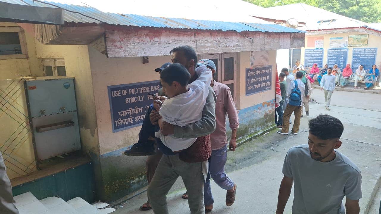 सेवा नदी को पार करते समय दरिया में गिरकर घायल बच्चे को अस्पताल में लेकर जाते हुए संवाद