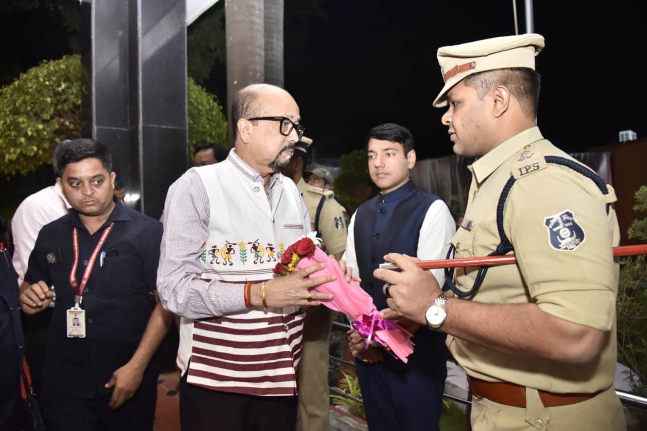 स्वागत करते अधिकारी