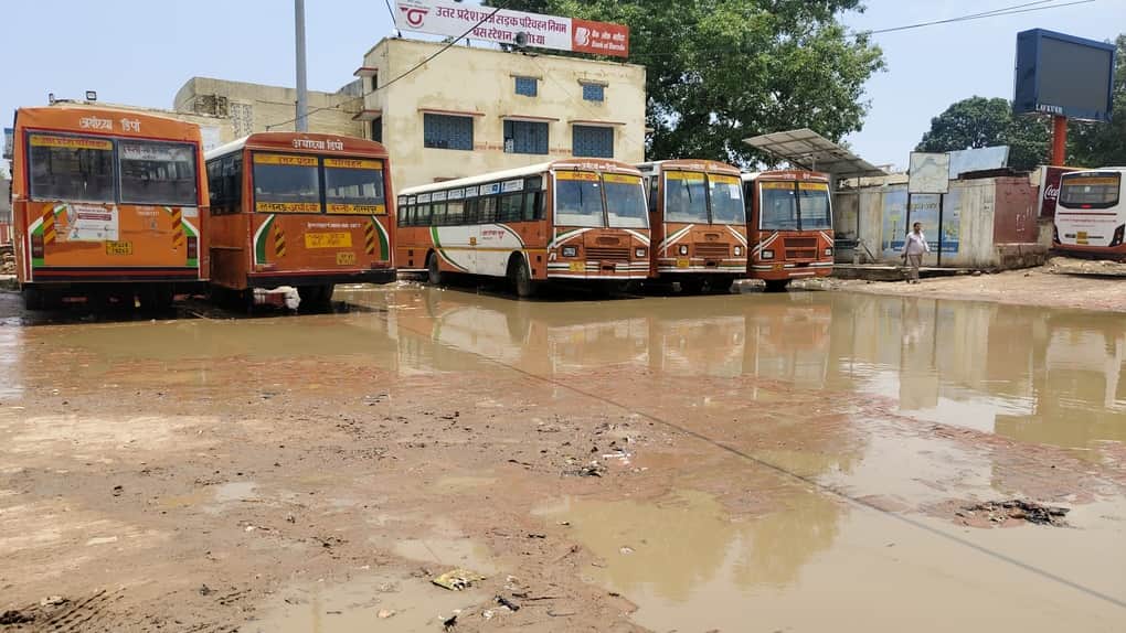 सिविल लाइंस स्थित बस अड्डा परिसर में जलभराव