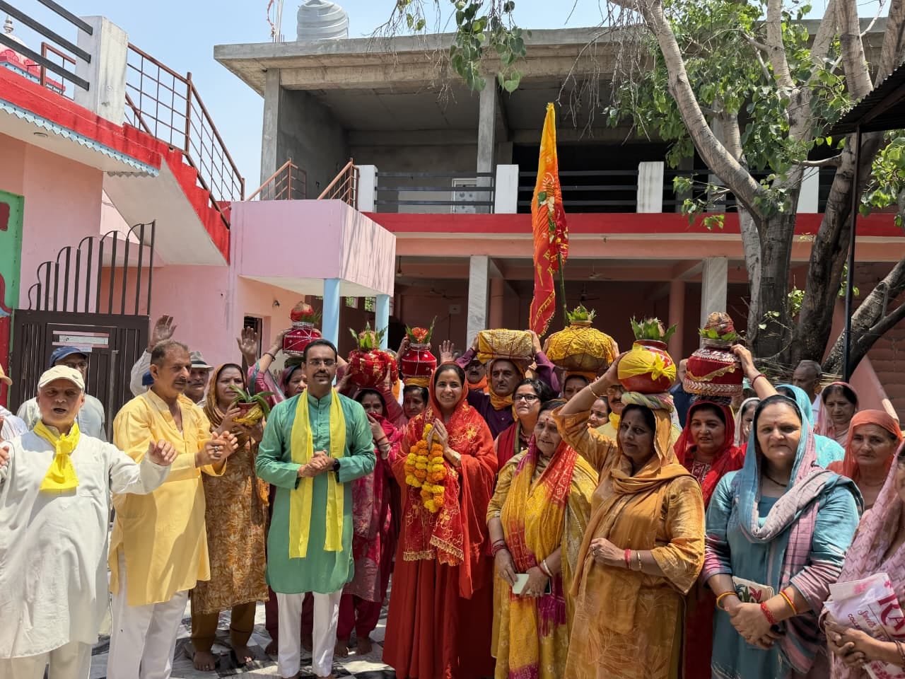 शहर के शिवानगर में भगवत कथा से पूर्व कलशयात्रा निकालते श्रद्धालु। स्रोत जागरूक पाठक